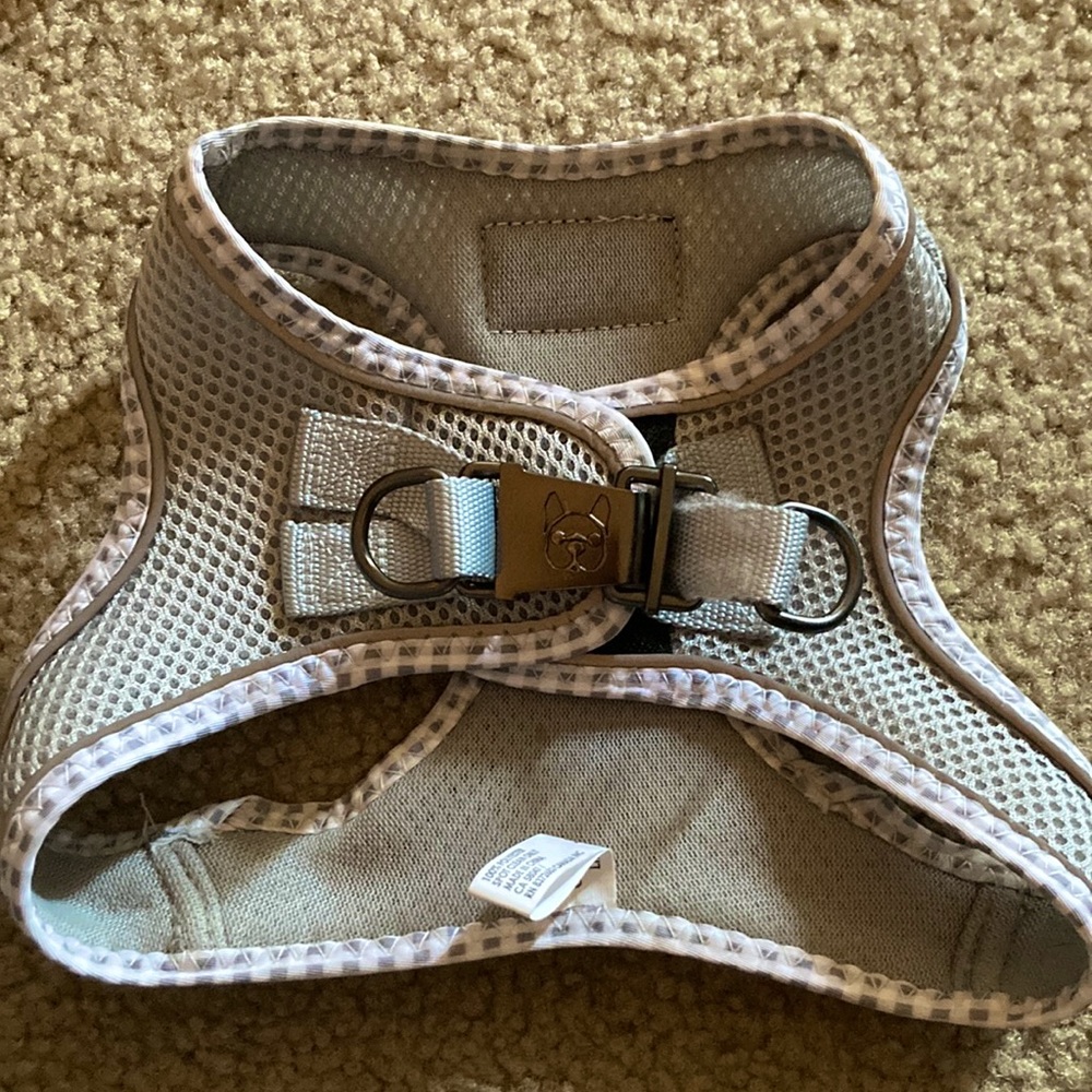 This is a dong harness XL but runs small.